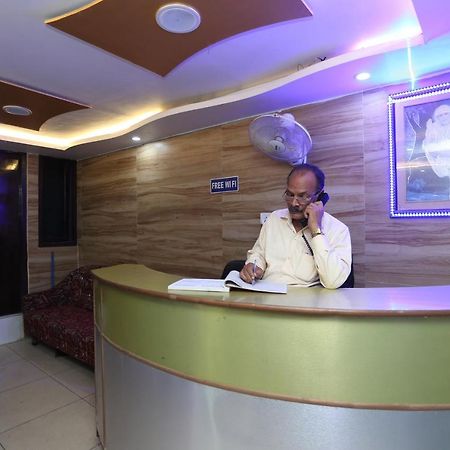 Oyo Hotel New Metro Near Phoenix United Лакнау Екстериор снимка